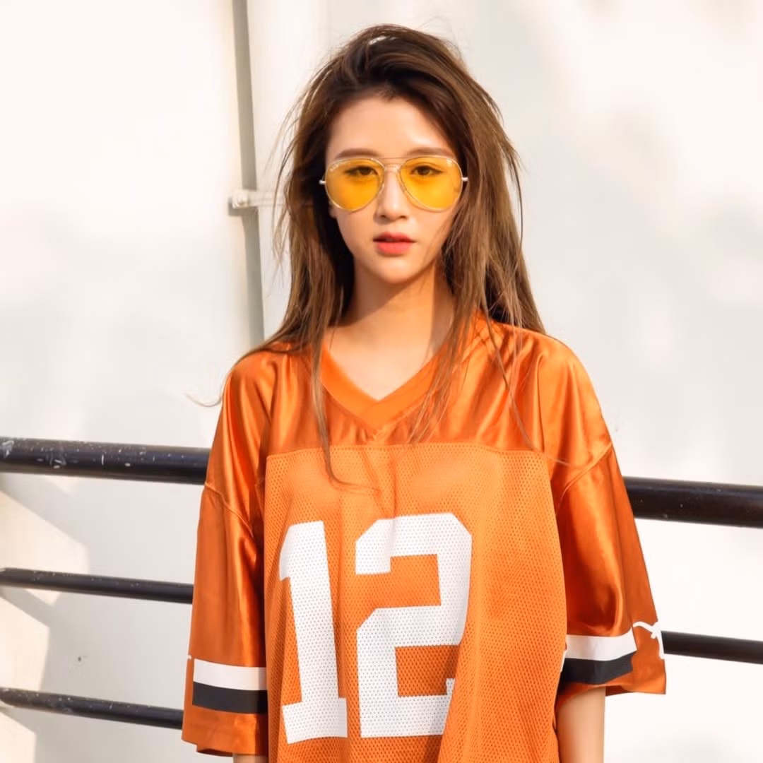 Năm 2016 cũng chính là giai đoạn Quỳnh Anh Shyn bắt đầu có những bước chuyển mình mạnh mẽ trong phong cách. Đây là thời điểm cô dần rời xa hình ảnh "công chúa kẹo ngọt" để thử sức với những concept thời trang High-fashion hơn. (Ảnh: IGNV)