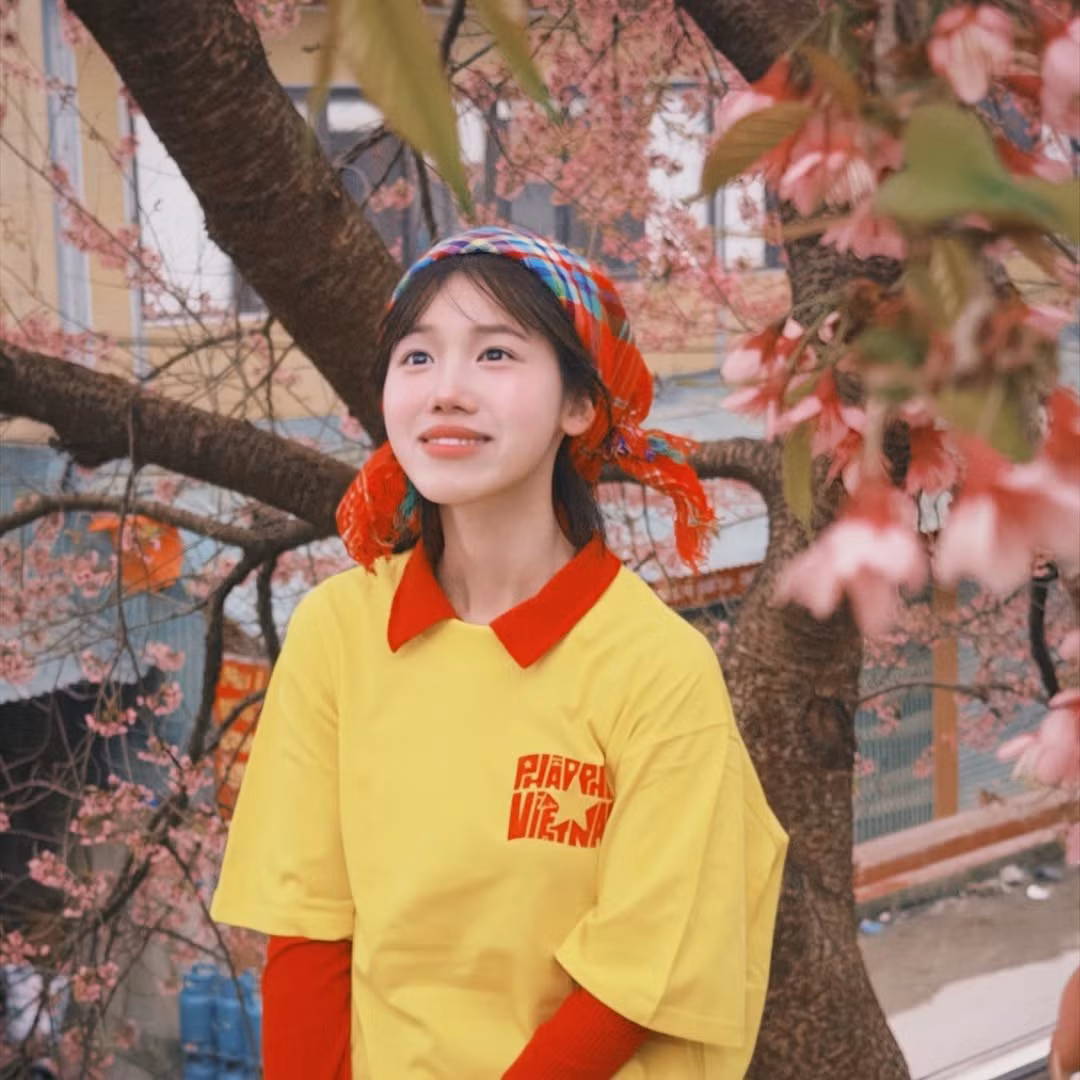 Là một Gen Z chính hiệu, thường xuyên tiếp xúc với những nền văn hóa khác biệt, nhưng Meichan luôn dành một tình yêu đặc biệt cho những giá trị Việt. Việc cô chọn diện áo dài mỗi khi có dịp đặc biệt hay trong những bộ ảnh dạo phố chính là cách cô khẳng định bản sắc cá nhân: Một cô gái hiện đại, hướng ngoại nhưng không bao giờ quên gốc rễ. (Ảnh: IGNV)