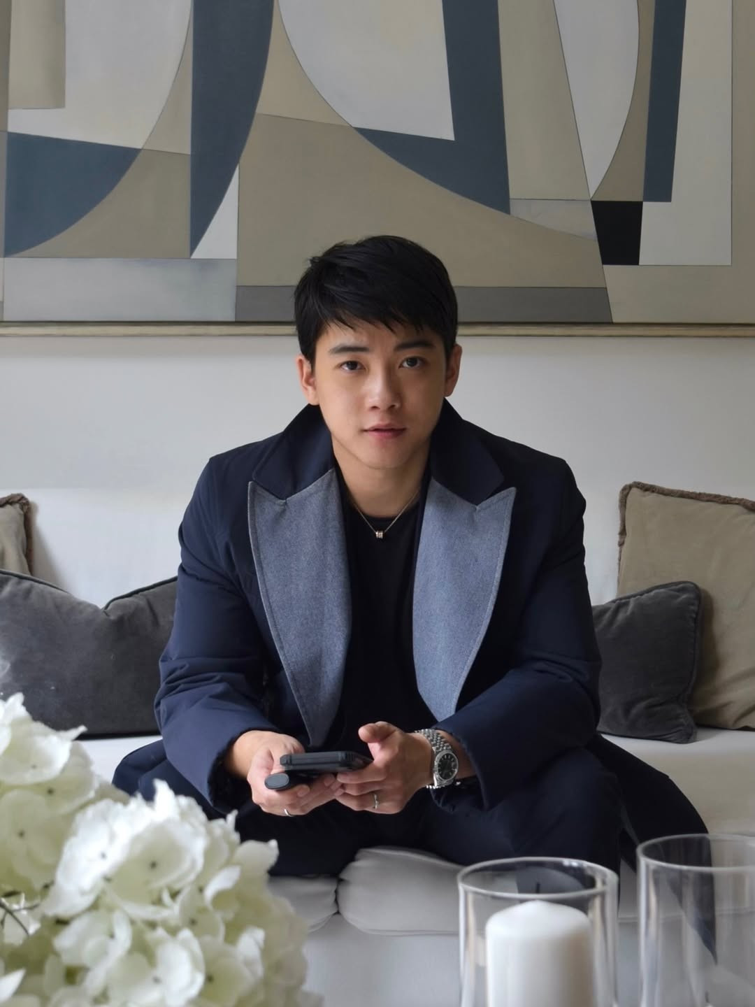 Không chỉ sở hữu ngoại hình nổi bật, Chris Khoa còn có học vấn ấn tượng. Anh tốt nghiệp chuyên ngành Kinh tế và Quan hệ quốc tế tại Đại học Exeter (Anh), thông thạo 7 ngôn ngữ và từng thực tập tại 8 ngân hàng lớn trên thế giới. (Ảnh: IGNV)