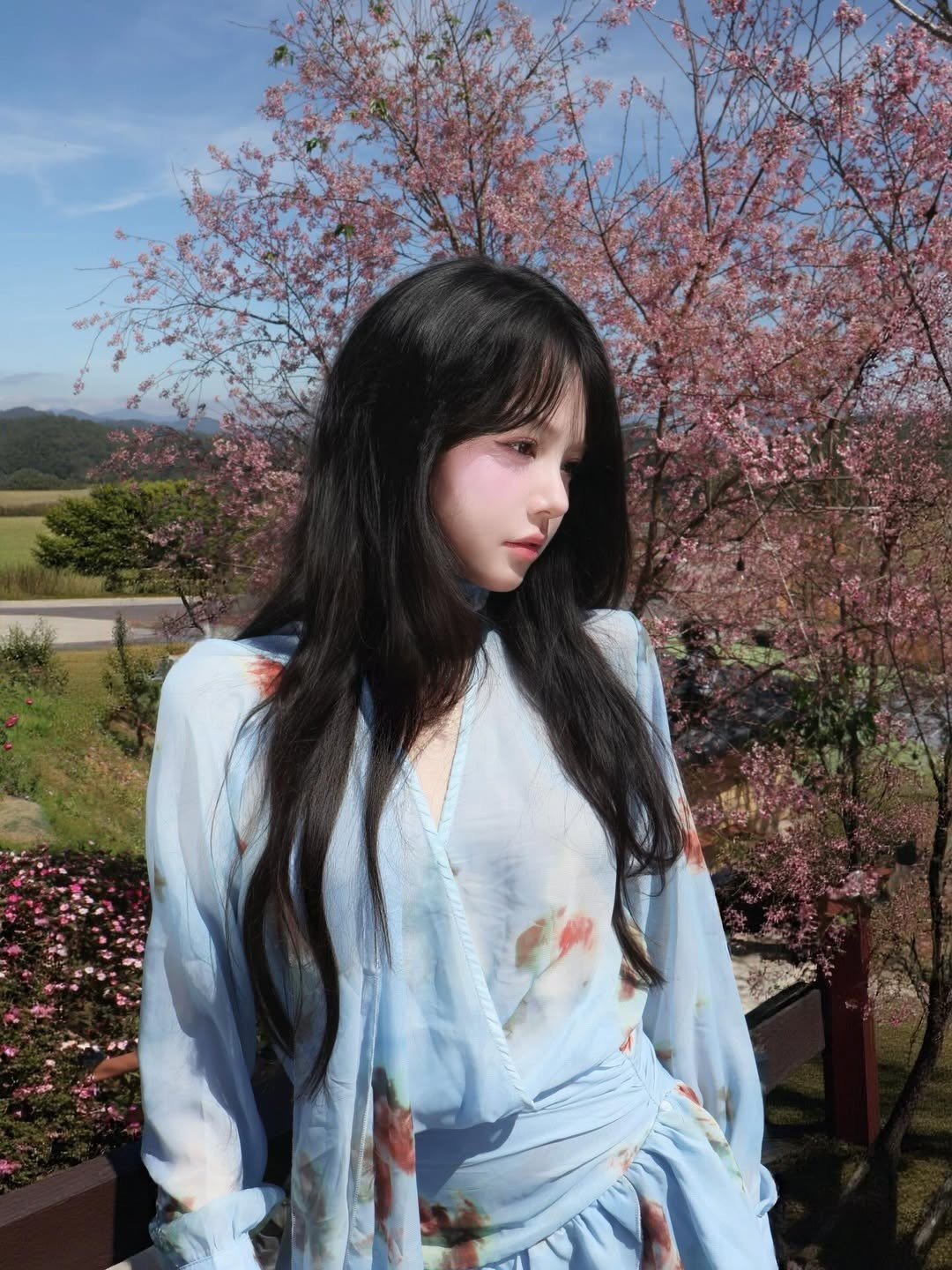 Không bó buộc mình trong một hình ảnh nhất định, Uyên Nhi luôn biết cách biến hóa từ phong cách ngọt ngào, kẹo ngọt đến quyến rũ, sang chảnh. Tuy nhiên, hình ảnh "nàng thơ" nhẹ nhàng vẫn luôn là phong cách chiếm trọn tình cảm của người hâm mộ nhất. (Ảnh: IGNV)