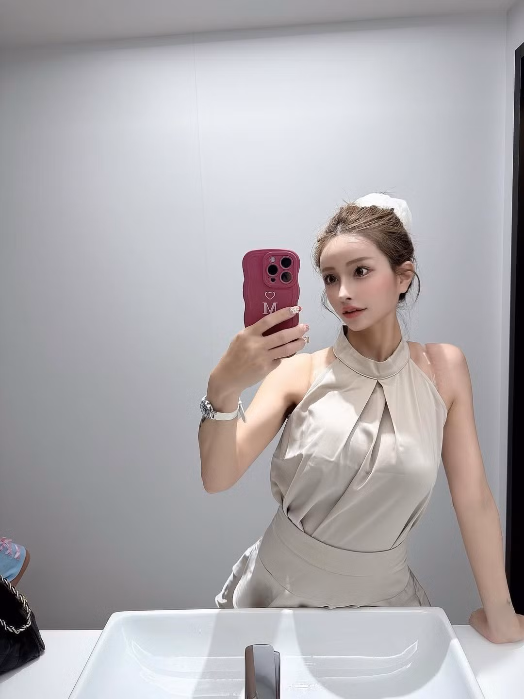 Để nuôi các con, Mariko vừa làm thêm tại cửa hàng thời trang, vừa kiên trì xây dựng hình ảnh cá nhân trên Instagram. (Ảnh: IGNV)