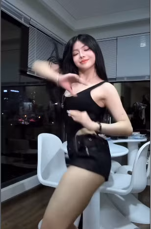 Động thái này được xem như lời khẳng định về tinh thần "bất chấp thị phi", tập trung vào công việc và đam mê sau những ồn ào tình cảm trước đó. (Ảnh: IGNV)