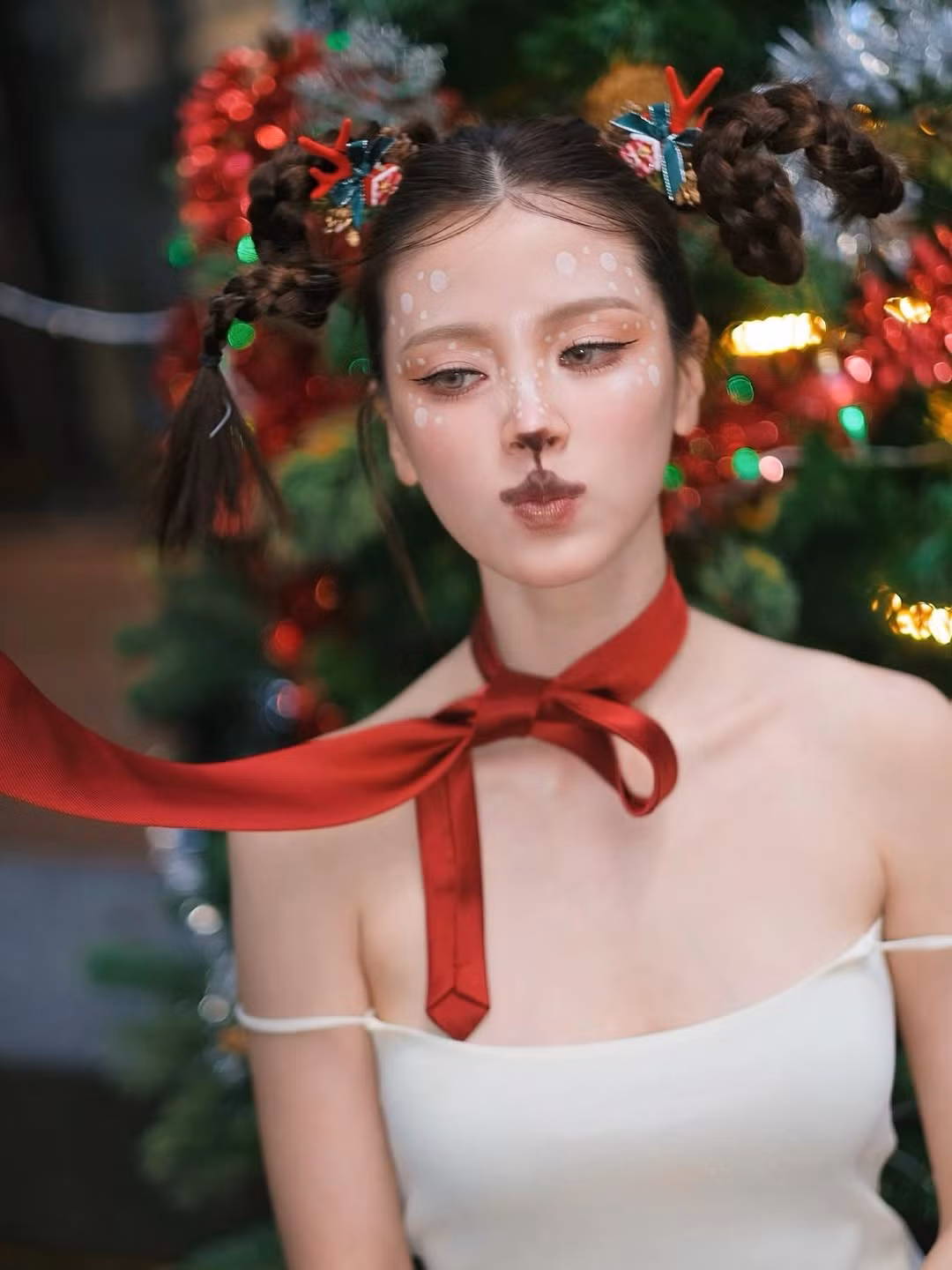 Đặc biệt, phần mũi được điểm xuyết tông nâu đậm và đôi mắt to tròn long lanh càng làm tôn lên vẻ ngoài ngây thơ nhưng không kém phần sắc sảo của cô nàng. (Ảnh: IGNV)