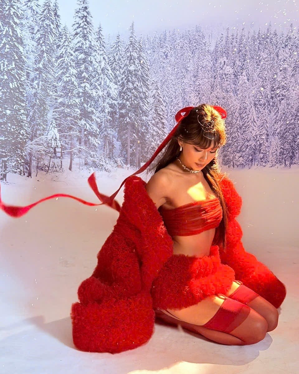 Điểm nhấn của bộ trang phục chính là chiếc áo khoác lông xù to bản, vừa mang lại cảm giác ấm áp của mùa đông, vừa tăng thêm sự quyền lực, sang trọng cho tổng thể. (Ảnh: IGNV)