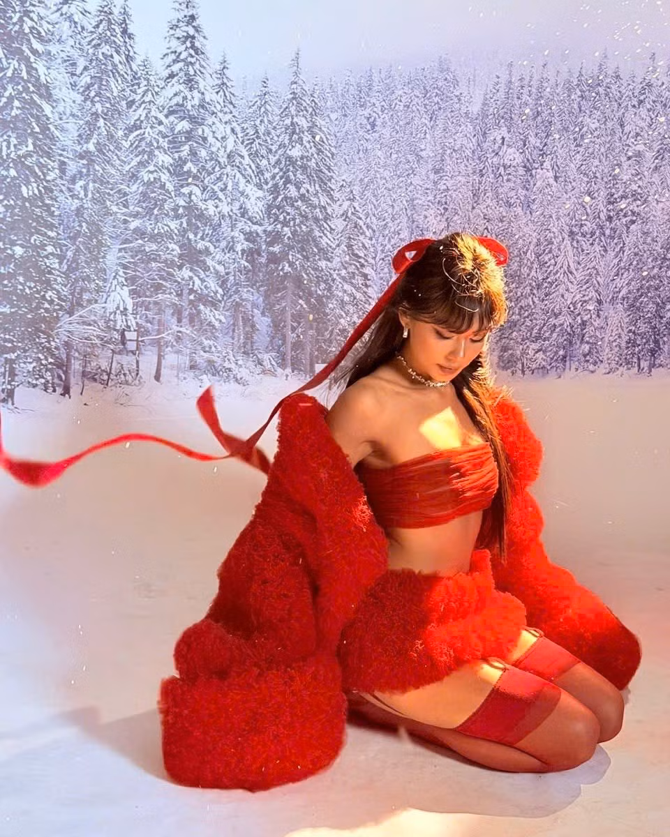 Điểm nhấn của bộ trang phục chính là chiếc áo khoác lông xù to bản, vừa mang lại cảm giác ấm áp của mùa đông, vừa tăng thêm sự quyền lực, sang trọng cho tổng thể. (Ảnh: IGNV)