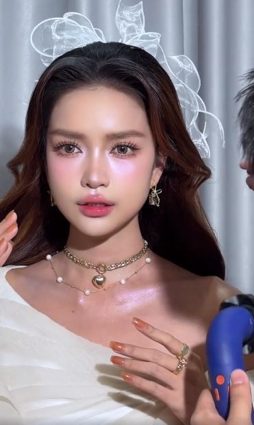 Không lâu sau Thanh Thủy, Hoa hậu Hoàn vũ Việt Nam 2022 Ngọc Châu cũng gia nhập đường đua "búp bê sống" với một phiên bản thu hút không kém.