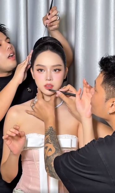 Đôi mắt to tròn long lanh, sống mũi cao thẳng tắp, bờ môi nhỏ chúm chím và làn da trắng sứ không tì vết của nàng hậu khiến nhiều người không thể rời mắt.