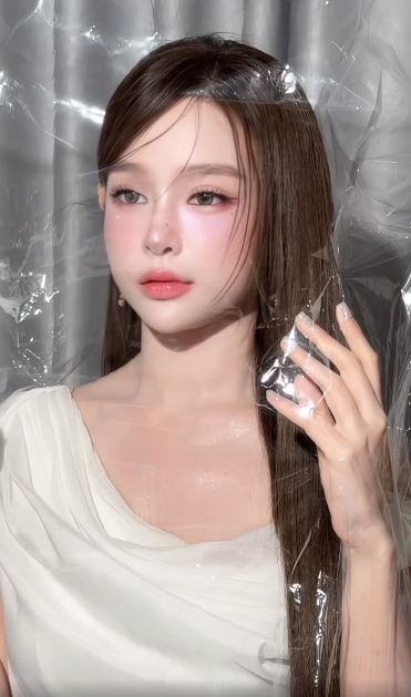 Sau hai nàng hậu, Huyền Baby cũng khiến netizen "bùng nổ" với đoạn video đu trend của mình. Trong video, nữ ca sĩ diện trang phục váy trắng nữ tính, được chuyên gia trang điểm chuẩn bị kỹ lưỡng từ kiểu tóc đến lối trang điểm.