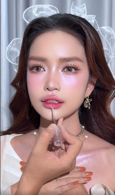 Vẫn sử dụng tone make-up hồng đặc trưng, thế nhưng ở Ngọc Châu toát lên vẻ sắc sảo, sang trọng với ánh mắt sâu, đường nét nổi bật và thần thái lạnh lùng.
