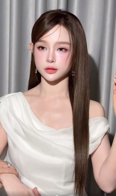 Ngay sau khi được đăng tải, video của Huyền Baby lập tức gây chú ý trên nhiều nền tảng. Cư dân mạng nhanh chóng để lại hàng loạt bình luận tích cực khen ngợi visual "đỉnh chóp" của cô: “Búp bê phiên bản Việt là đây”, “Mắt to, da trắng, môi hồng, nhìn mê quá đi mất”.