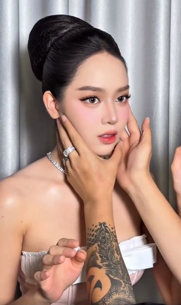 Với biểu cảm cứng đơ và tạo hình rất xinh đẹp, cô được khán giả nhận xét "giống y hệt búp bê".