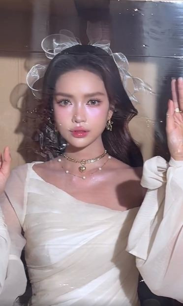 Clip của cô cũng nhanh chóng thu hút hàng triệu lượt xem, được ví như "búp bê châu Á phiên bản sống" đúng với biệt danh mà nàng hậu được fan sắc đẹp dành tặng thời điểm mới đăng quang hoa hậu. Đoạn video hoa hậu Ngọc Châu hóa búp bê sống cũng đạt 6,5 triệu view sau hơn 1 ngày đăng tải.