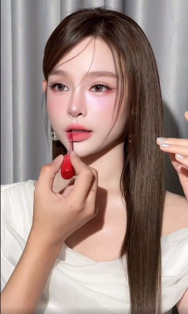 Lý do khiến trend "búp bê sống" gây bão mạng nằm ở sự hấp dẫn của vẻ đẹp hoàn hảo, phi thực tế. Hiện trend này vẫn đang chiếm sóng mạng xã hội, thu hút ngày càng nhiều người hưởng ứng. Không chỉ "búp bê sống" phiên bản nữ mà phiên bản nam cũng có sức hút nhất định.