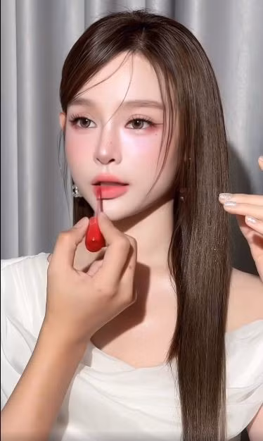 Lý do khiến trend "búp bê sống" gây bão mạng nằm ở sự hấp dẫn của vẻ đẹp hoàn hảo, phi thực tế. Hiện trend này vẫn đang chiếm sóng mạng xã hội, thu hút ngày càng nhiều người hưởng ứng. Không chỉ "búp bê sống" phiên bản nữ mà phiên bản nam cũng có sức hút nhất định.