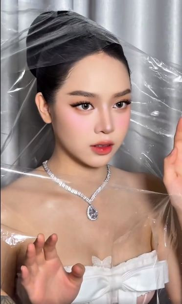 Nhiều mỹ nhân Việt đã nhanh chóng tham gia xu hướng này. Video biến hình thành búp bê Barbie của Hoa hậu Quốc tế 2024 - Hoa hậu Việt Nam 2022 Huỳnh Thị Thanh Thủy - đã trở thành hiện tượng mạng xã hội khi thu hút hơn 8 triệu lượt xem.