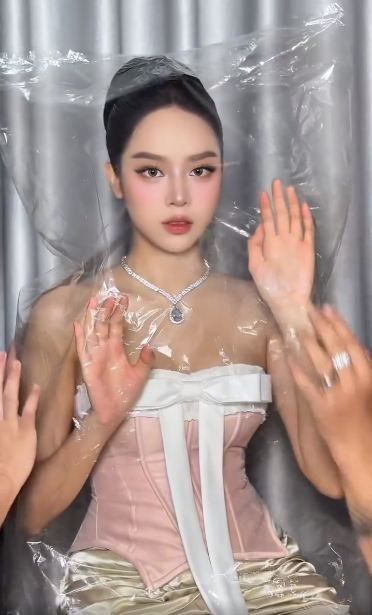 Những ngày gần đây, cụm từ "búp bê sống" đang trở thành một từ khóa cực hot, càn quét khắp các nền tảng mạng xã hội, đặc biệt là TikTok. Xu hướng này được các người đẹp khắp nơi trên thế giới hưởng ứng. Khi đu trend, nhân vật chính sẽ hóa thân thành một nàng búp bê với đúng một biểu cảm, được đóng gói trong một chiếc túi bóng đang được "unbox".