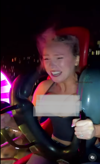 Theo đó, khi tham gia trò chơi "tháp rơi tự do", cô nàng đã bày tỏ sự phấn khích xen lẫn sợ hãi khi liên tục bị thả rơi bất ngờ. Tuy nhiên, điều khiến nhiều người chú ý lại không phải là những biểu cảm trên gương mặt cô gái. (Ảnh: IGNV)