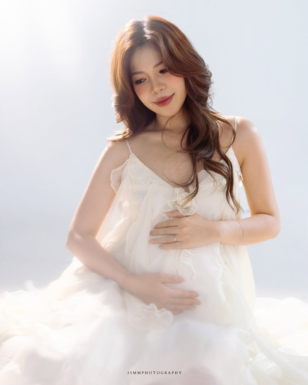 Gương mặt cô vẫn thon gọn, không có dấu hiệu phù nề, mà toát lên sự viên mãn và mặn mà của một người phụ nữ chuẩn bị làm mẹ lần nữa. (Ảnh: IGNV)