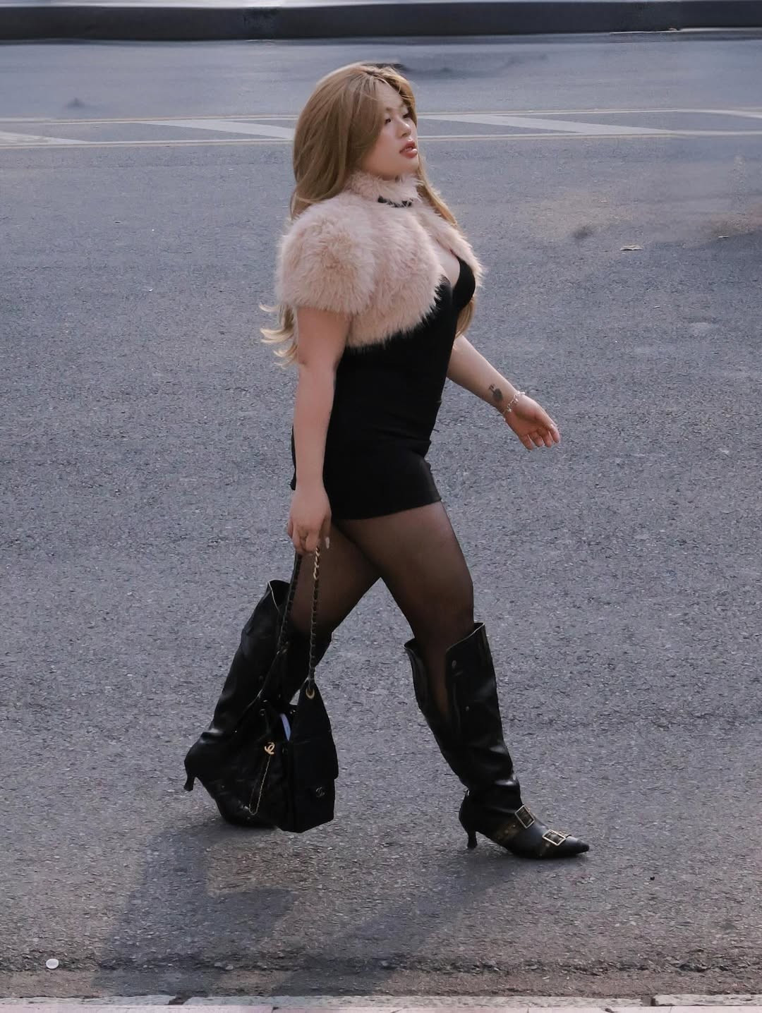 Chiếc áo choàng lông croptop màu pastel không chỉ giúp giữ ấm mà còn tạo cảm giác sang trọng, sang chảnh như những quý cô thành thị. Kiểu dáng croptop giúp phân chia tỷ lệ cơ thể hợp lý, tạo hiệu ứng đôi chân dài hơn. (Ảnh: IGNV)