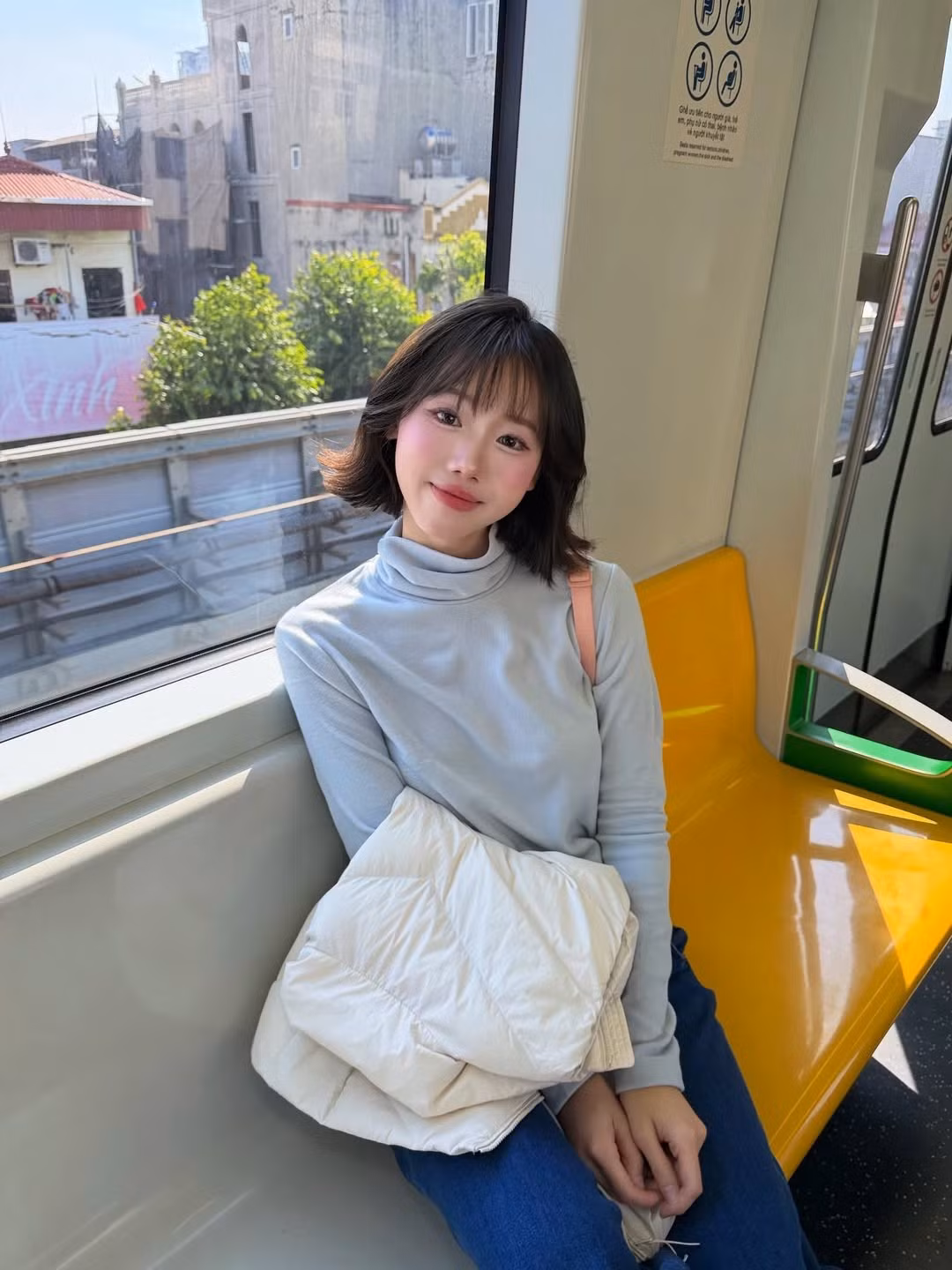 Màu xanh nhạt mang đến cảm giác tươi sáng, nhẹ nhàng, rất hợp với làn da trắng hồng của cô nàng. (Ảnh: IGNV)