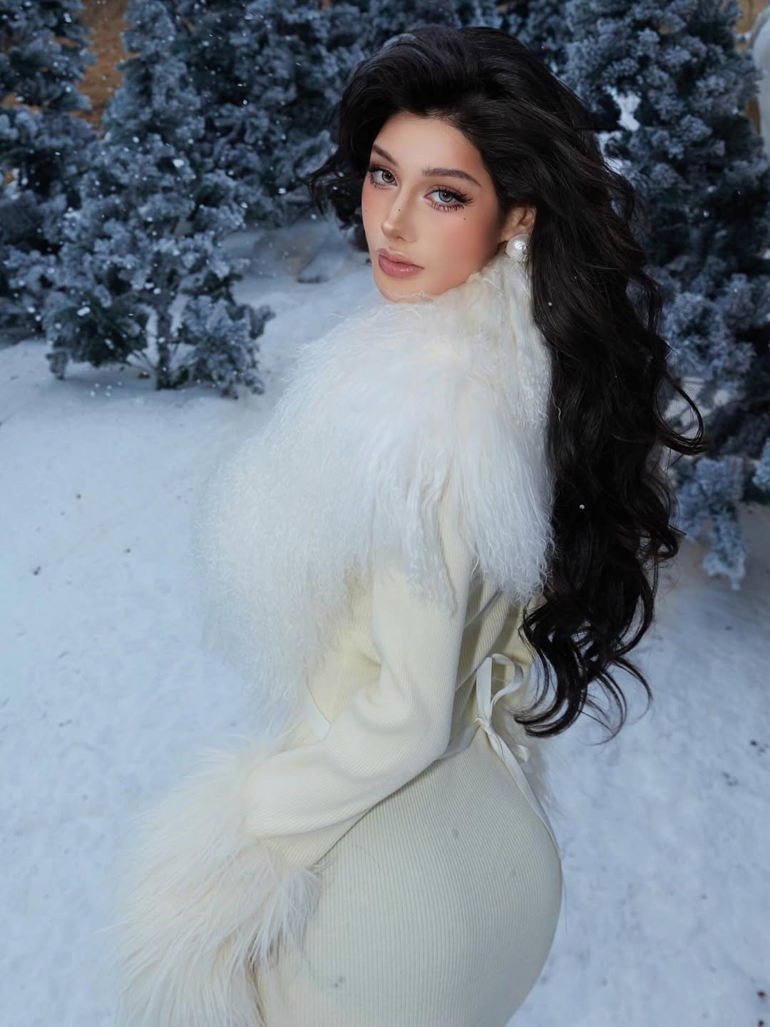 Doriss từ trước đó đã được biết đến là một nàng mẫu theo đuổi phong cách gợi cảm, phóng khoáng. Cô nàng không ngại diện những thiết kế cắt xẻ táo bạo khoe đường cong cơ thể. (Ảnh: IGNV)