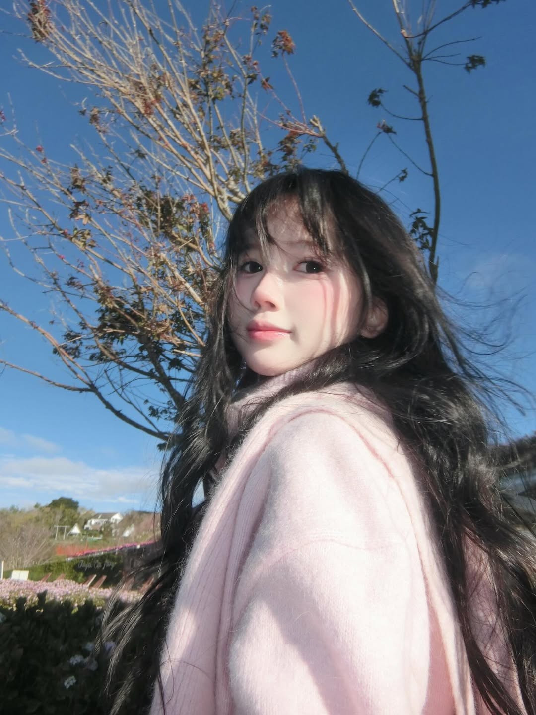 Bộ ảnh của Pun ngay lập tức trở thành gợi ý tuyệt vời cho các bạn trẻ đang có ý định du lịch ngắm hoa mùa này. Không cần quá cầu kỳ, chính sự đồng điệu giữa trang phục pastel và bối cảnh thiên nhiên đã tạo nên những bức ảnh "triệu like". (Ảnh: IGNV)