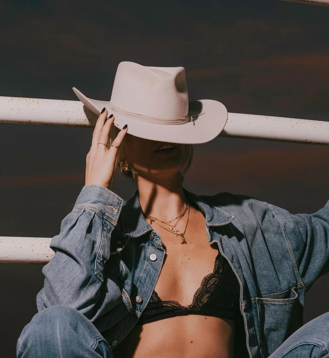 Cô là người mẫu cho thương hiệu nội y Skims do Kim Kardashian sáng lập và từng hợp tác với các nhãn hàng như Adidas, Zara…