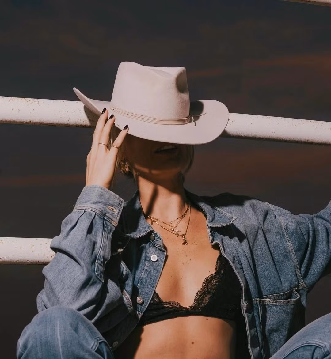 Cô là người mẫu cho thương hiệu nội y Skims do Kim Kardashian sáng lập và từng hợp tác với các nhãn hàng như Adidas, Zara…