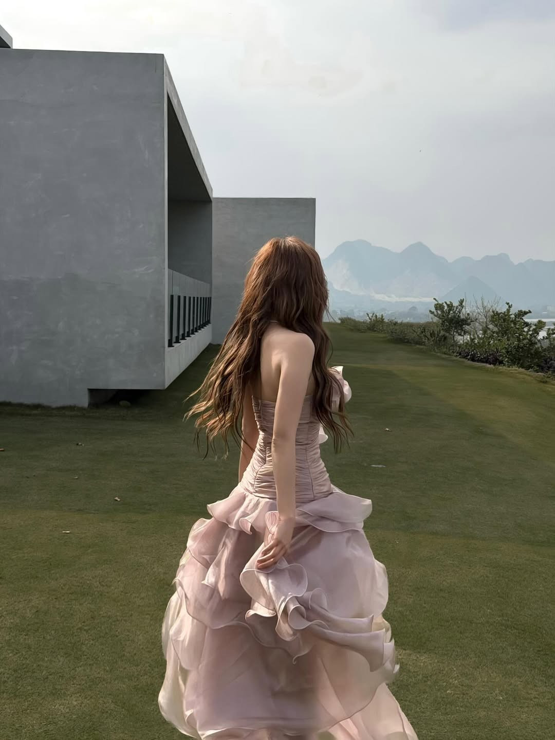 Dù ở góc chụp nằm trên cỏ đầy phá cách hay dáng đứng nhìn xa xăm về phía dãy núi mờ ảo, Linh Hương vẫn giữ vững phong độ là một trong những hot girl sở hữu gương mặt không góc chết và khả năng "cân" mọi phong cách chụp hình. (Ảnh: IGNV)