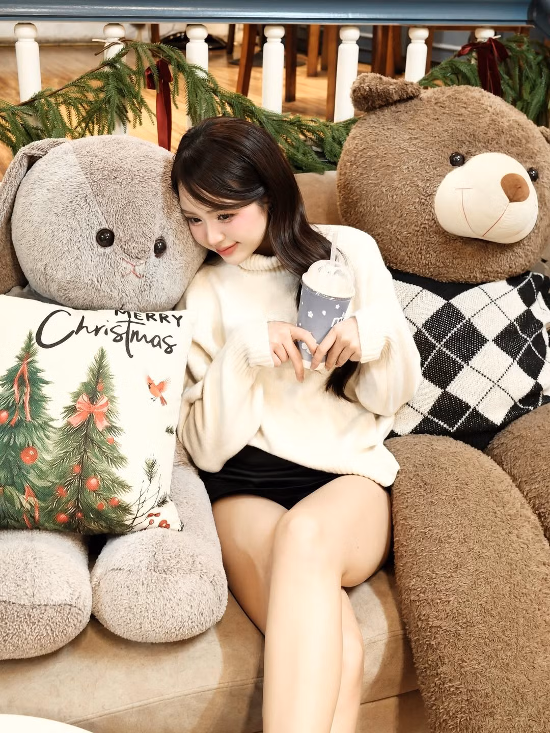 Cô chọn chiếc áo len cổ lọ màu kem ấm áp, kết hợp cùng váy ngắn màu đen, khéo léo khoe đôi chân thon dài. Màu sắc trang phục tinh tế, rất hợp với không khí Giáng sinh. (Ảnh: IGNV)