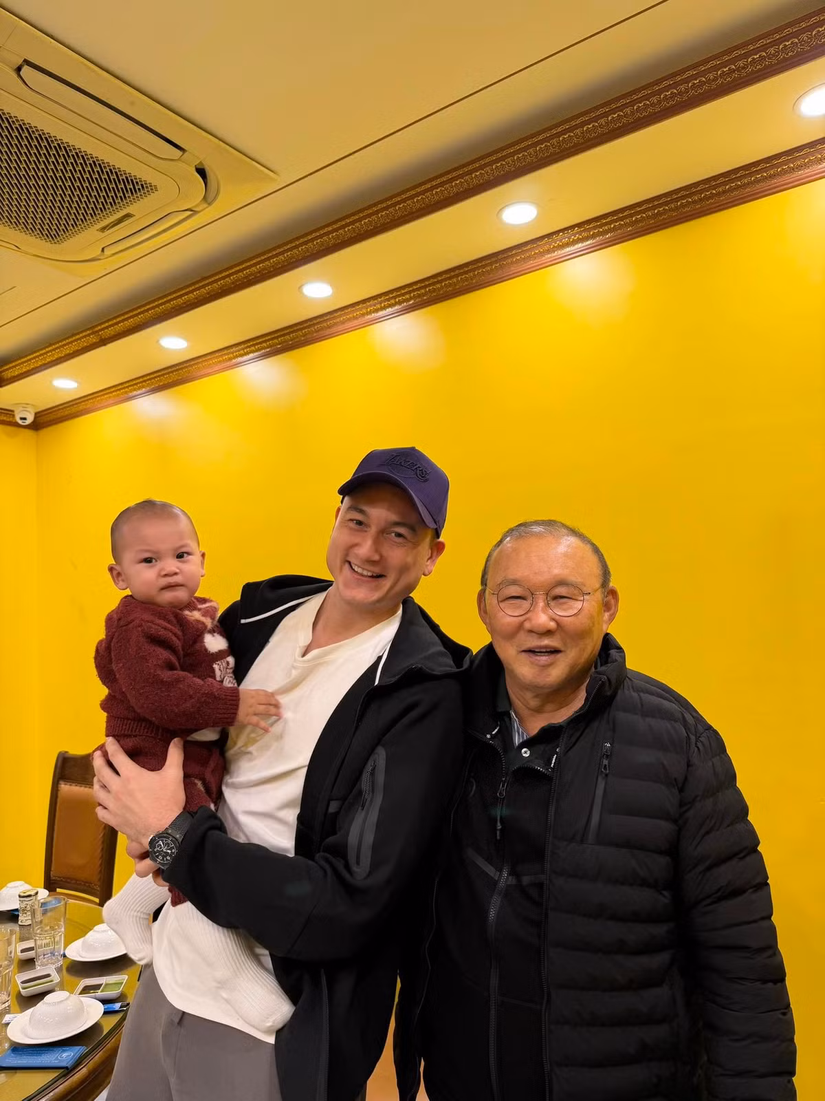 Trước đó, trong cuộc hội ngộ cùng thầy Park Hang-seo cùng những người đồng đội, Đặng Văn Lâm cũng dẫn theo con trai nhỏ cùng bà xã.