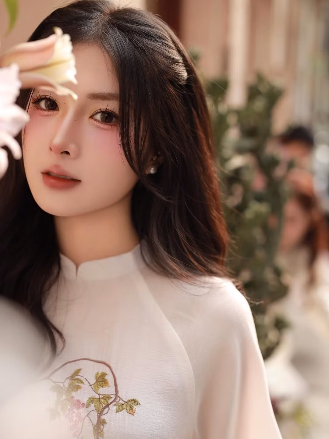 Bộ trang phục không chỉ tôn lên vóc dáng mảnh mai mà còn làm nổi bật nét đẹp thuần khiết, dịu dàng của nữ streamer gốc Thanh Hóa. (Ảnh: IGNV)