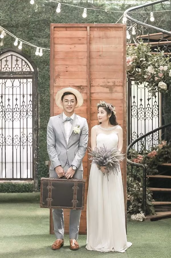 Nguyễn Nam Thương (sinh năm 1995) và Trần Ba Duy (sinh năm 1990) chính thức kết hôn vào năm 2015. Quyết định về chung một nhà sau hơn một năm hẹn hò đã từng khiến nhiều người bất ngờ bởi cả hai còn rất trẻ. (Ảnh: FB Nguyễn Nam Thương)