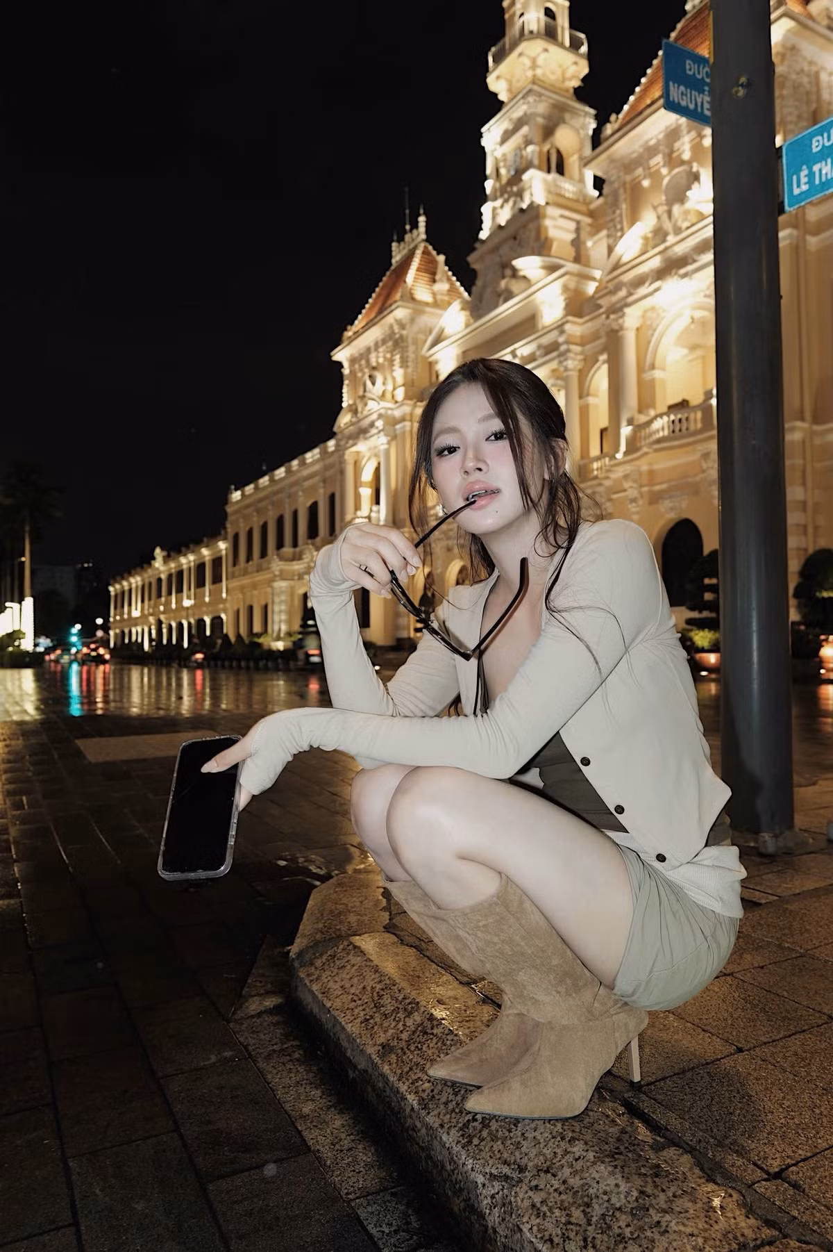 Túc Anh Hoa (tên thật là Lê Thị Thanh Hoa, sinh năm 1999) là một mẫu lookbook Hà Nội khá có tiếng ở thời điểm hiện tại. Cô nàng có phong cách thời trang phóng khoáng, hiện đại đầy cuốn hút. (Ảnh: FBNV)