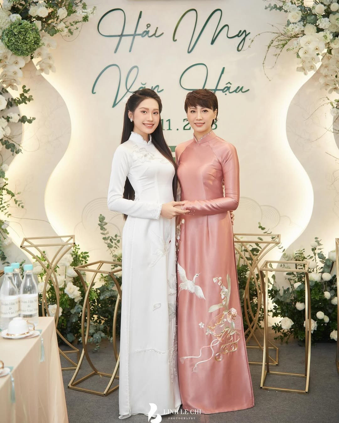 Bà Mai Đoàn thường xuyên đồng hành cùng con gái và con rể trong nhiều sự kiện. Trong đám cưới cổ tích của cặp đôi, nhan sắc thanh lịch, quý phái của bà từng trở thành tâm điểm chú ý.