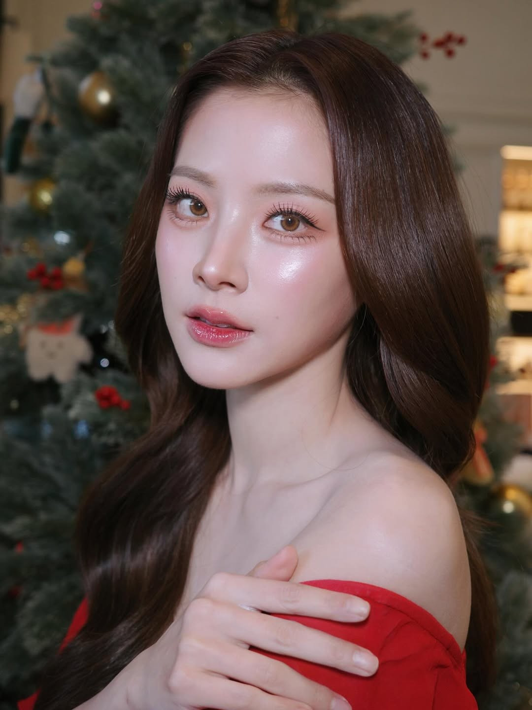 Có thể nói, mỗi lần xuất hiện, Baifern Pimchanok lại mang đến một làn gió mới. Với gương mặt "không góc chết", Baifern có thể cân mọi phong cách từ cá tính, nổi loạn đến ngọt ngào, dễ thương. (Ảnh: IGNV)