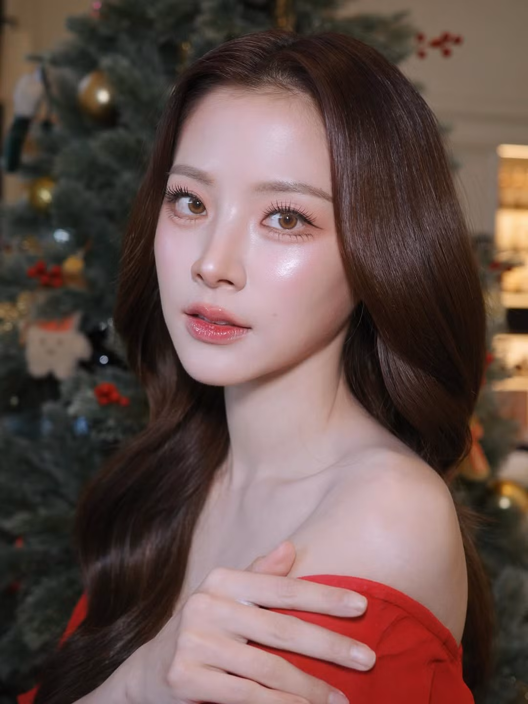 Có thể nói, mỗi lần xuất hiện, Baifern Pimchanok lại mang đến một làn gió mới. Với gương mặt "không góc chết", Baifern có thể cân mọi phong cách từ cá tính, nổi loạn đến ngọt ngào, dễ thương. (Ảnh: IGNV)