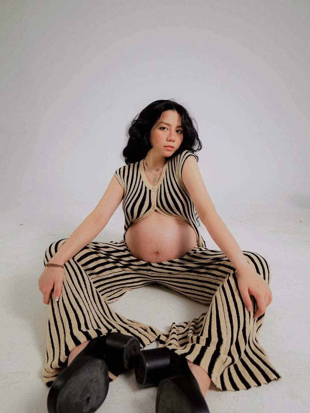 Đặng Tiểu Tô Sa (sinh năm 1998) được nhiều người biết tới là cháu gái cố nhà giáo ưu tú, PGS Văn Như Cương - người sáng lập trường THPT Lương Thế Vinh, một trong những người phổ thông dân lập đầu tiên tại Việt Nam.