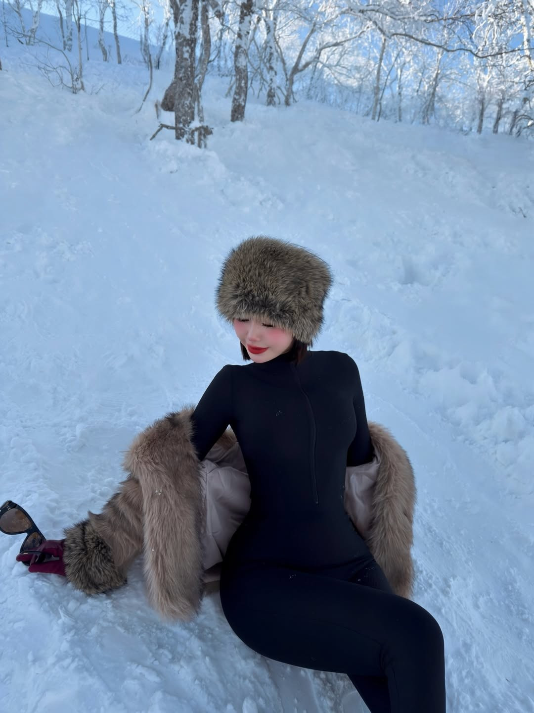 Dưới bài đăng của nàng hot girl, nhiều người đã để lại cơn mưa lời khen cho nhan sắc cũng như phong cách thời trang của cô nàng: "Đẹp quá vậy", "người đâu mà đẹp quá dị", "không biết khen đẹp bằng tiếng gì để chị hiểu". (Ảnh: IGNV)