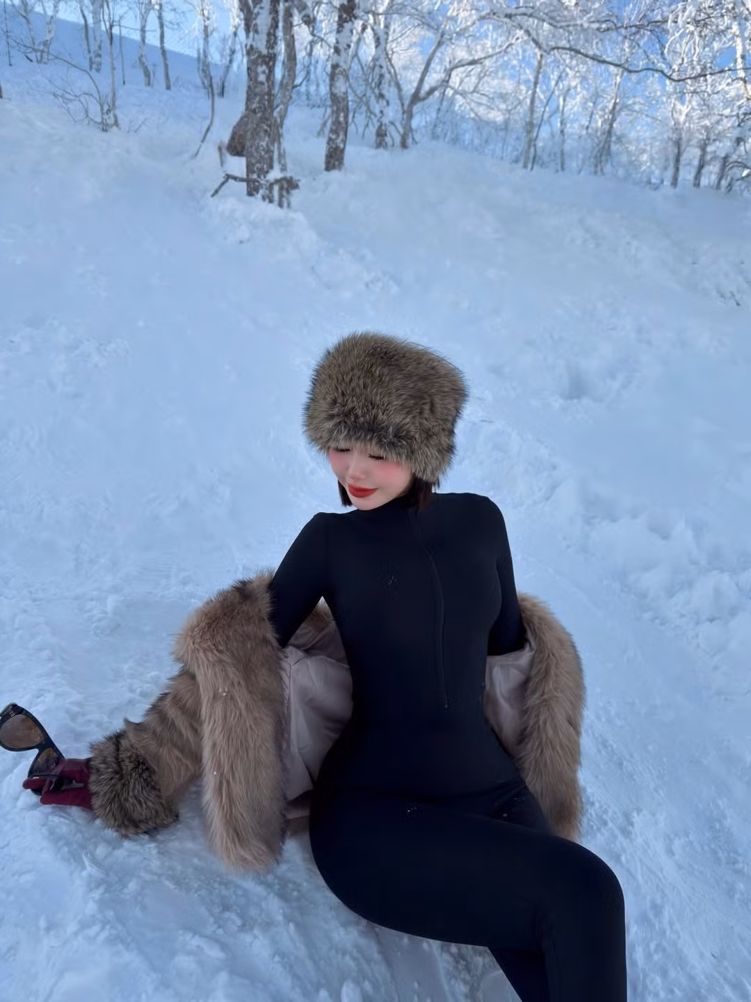 Dưới bài đăng của nàng hot girl, nhiều người đã để lại cơn mưa lời khen cho nhan sắc cũng như phong cách thời trang của cô nàng: "Đẹp quá vậy", "người đâu mà đẹp quá dị", "không biết khen đẹp bằng tiếng gì để chị hiểu". (Ảnh: IGNV)