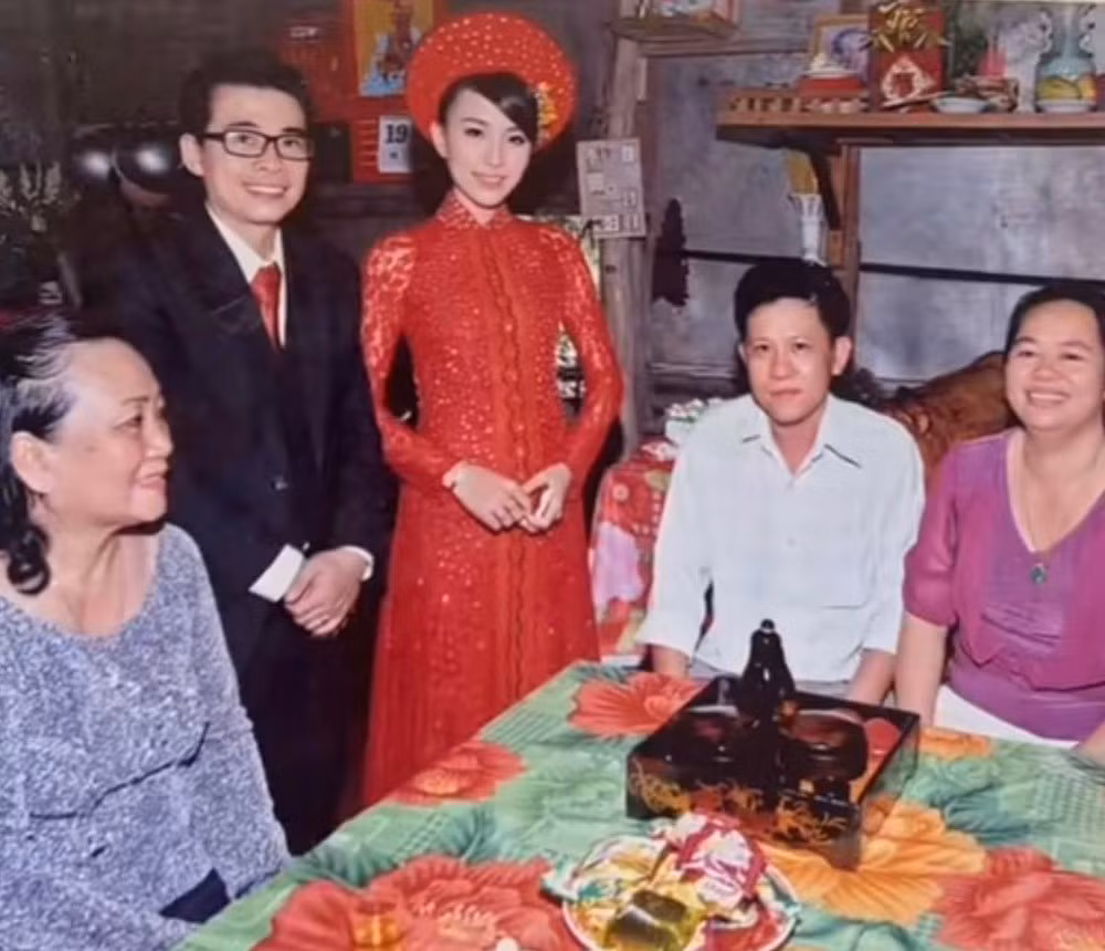 Nhiều người đã để lại những bình luận xuýt xoa về nhan sắc chị Phương Giang: "Trời ơi đại mỹ nhân", "chuẩn nét đẹp ngày xưa luôn nhé, mũi cao dọc dùa, mắt bồ câu, mặt trái xoa, cỡ này đi thi hoa hậu cũng được chứ chả chơi", "ảnh chất lượng thấp nhưng nhan sắc cô dâu chất lượng cao nha".