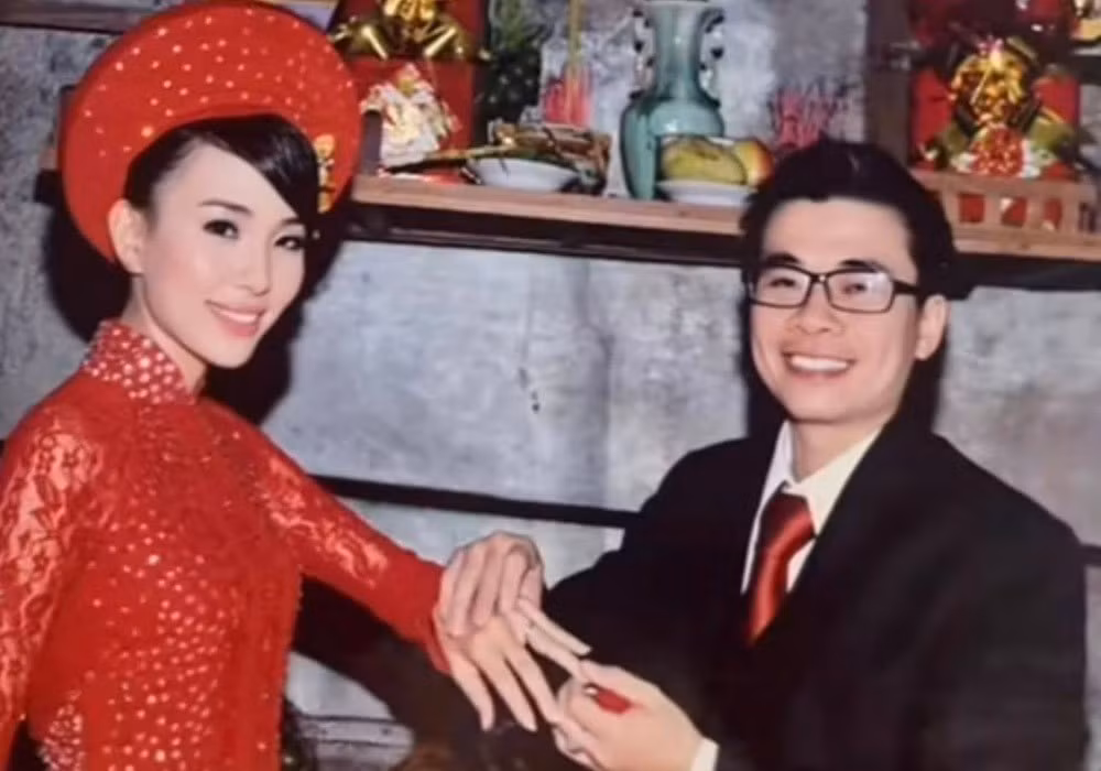 Trong bộ áo dài đỏ, người phụ nữ Kiên Giang nổi bật với khuôn mặt ưa nhìn, sống mũi cao, làn da trắng cùng gương mặt trái xoan.