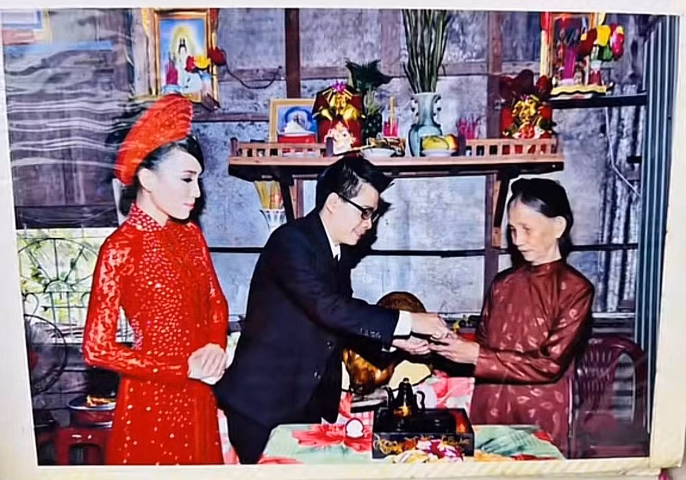 Nhân vật chính trong loạt ảnh là chị Phương Giang (SN 1986, quê Kiên Giang) và anh Tất Thắng (SN 1982, TPHCM). Trong lúc dọn dẹp nhà, vô tình thấy cuốn album cũ, chị Phương Giang đã chụp lại và chia sẻ trên TikTok.