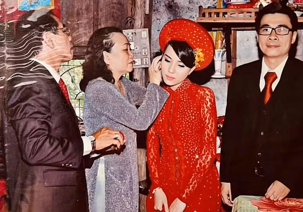 Mới đây, mạng xã hội truyền tay nhau loạt ảnh về một lễ đính hôn của cặp đôi ở Kiên Giang 14 năm trước. Điều khiến nhiều người chú ý ở loạt ảnh này là nhan sắc xinh đẹp, sắc sảo của cô dâu được nhận xét "chẳng thua kém gì hoa hậu".