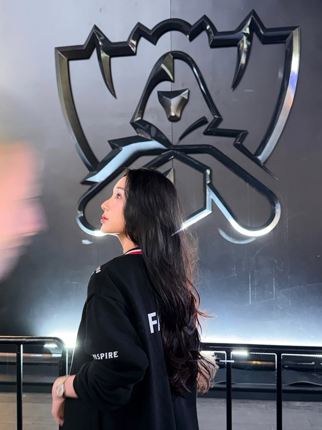 Mina Young xuất hiện với áo khoác ngoài màu đen tối màu, mang đến hình ảnh cá tính, quyến rũ và thời thượng.