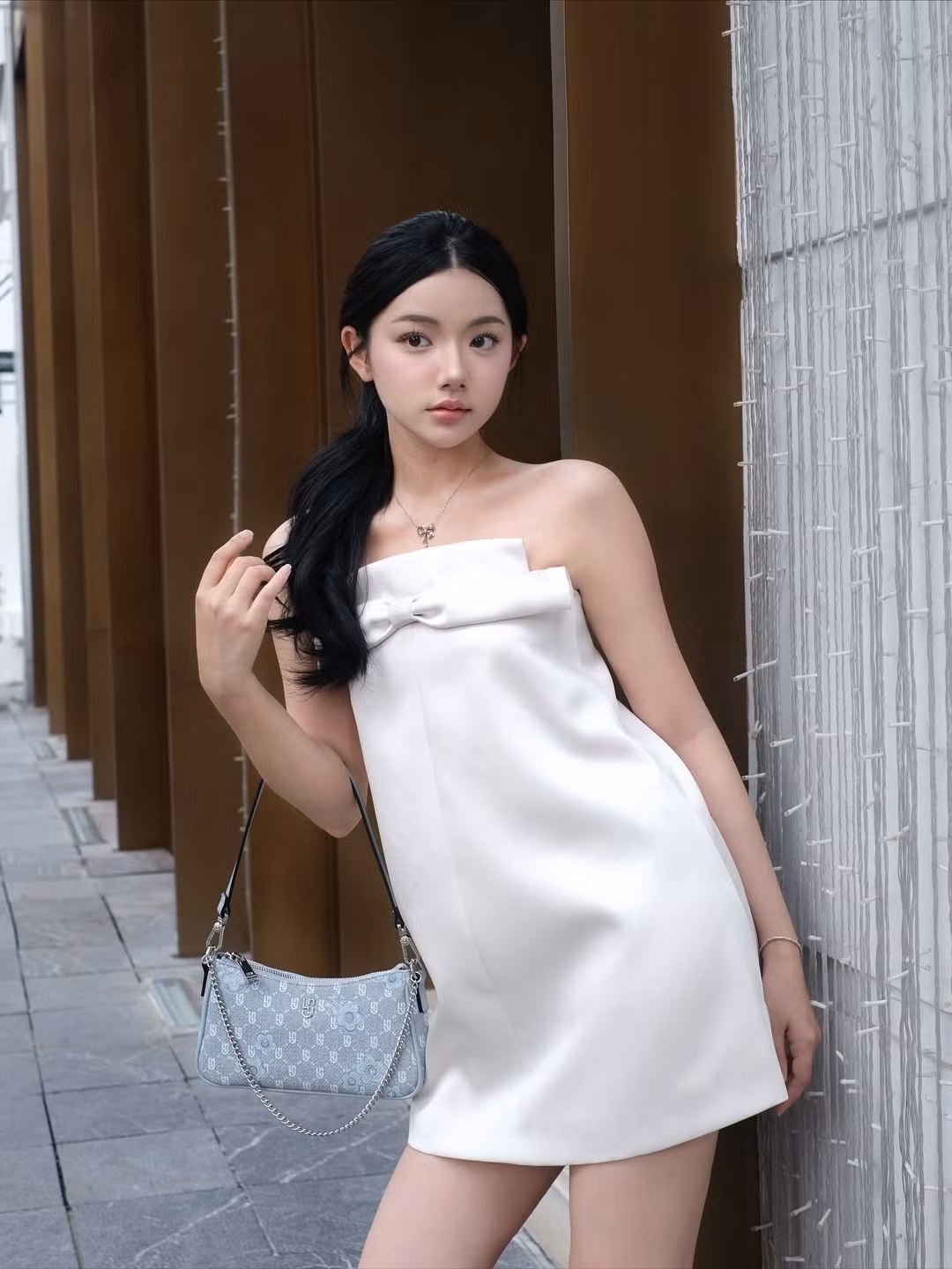 Để hoàn thiện vẻ ngoài "tiên nữ", Quỳnh Trương đã khéo léo phối hợp những món phụ kiện có tông màu dịu nhẹ. (Ảnh: FBNV)