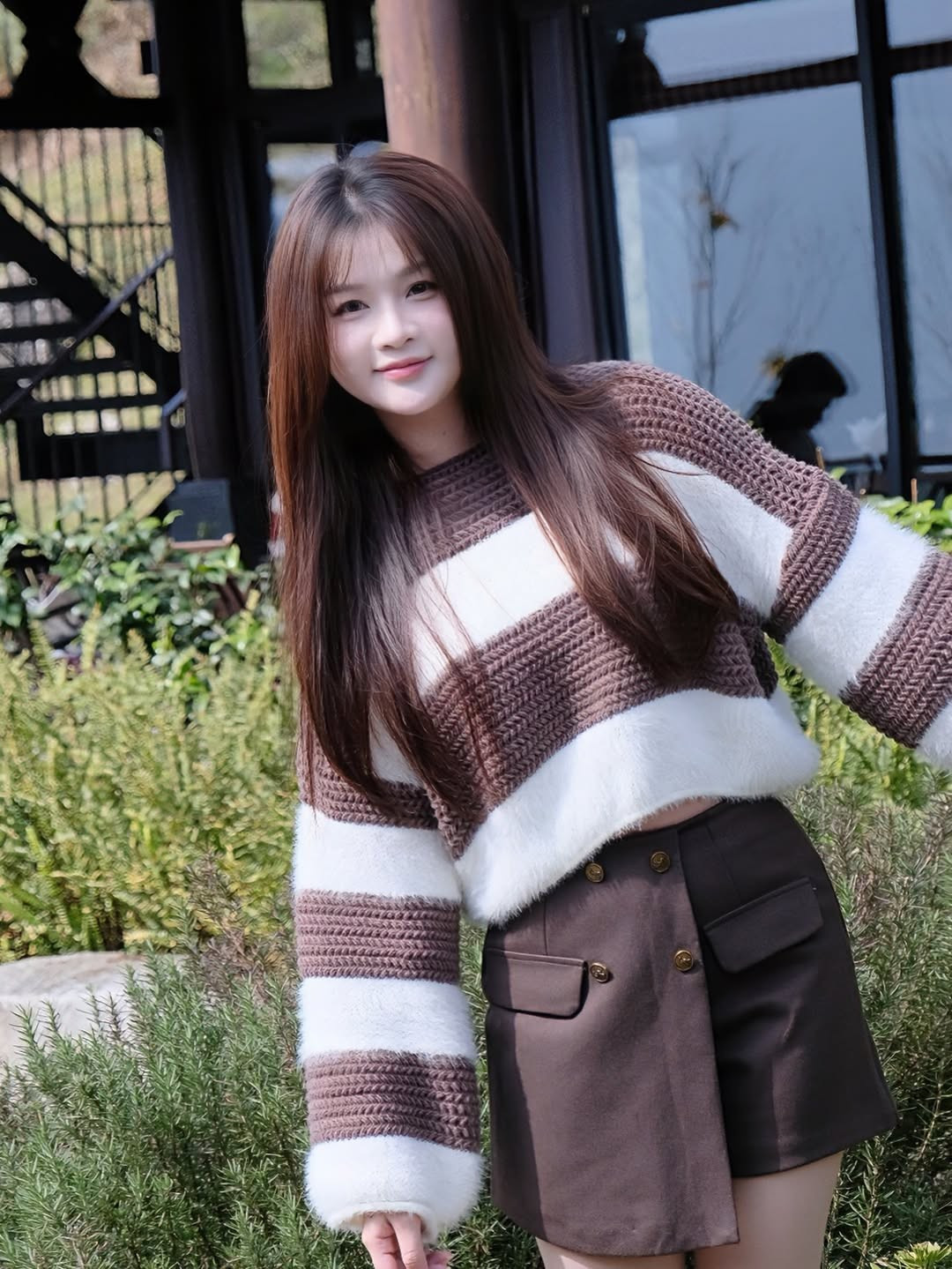 Sự hạnh phúc trong tình yêu không chỉ giúp Lyly Sury thêm phần tự tin, mà còn thể hiện rõ qua thần thái tươi tắn, rạng rỡ trong mọi khung hình. (Ảnh: IGNV)