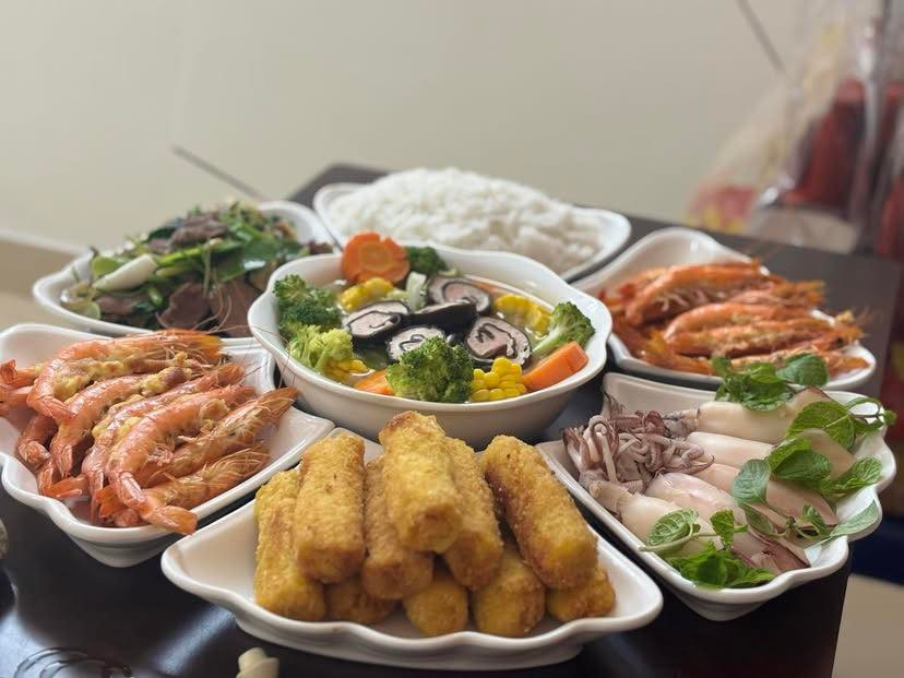 Ngày 23 tháng Chạp hàng năm, không gian bếp của mỗi gia đình Việt lại trở nên rộn ràng hơn bao giờ hết. Nếu như trước đây, mâm cơm cúng ông Công ông Táo thường gắn liền với hình ảnh các bà, các mẹ tất bật với bát canh bóng thả, đĩa gà luộc hay khoanh giò lụa truyền thống, thì nay, một làn gió mới mang tên "Gen Z" đã thổi vào mâm cúng những sắc màu vô cùng sáng tạo và hiện đại.