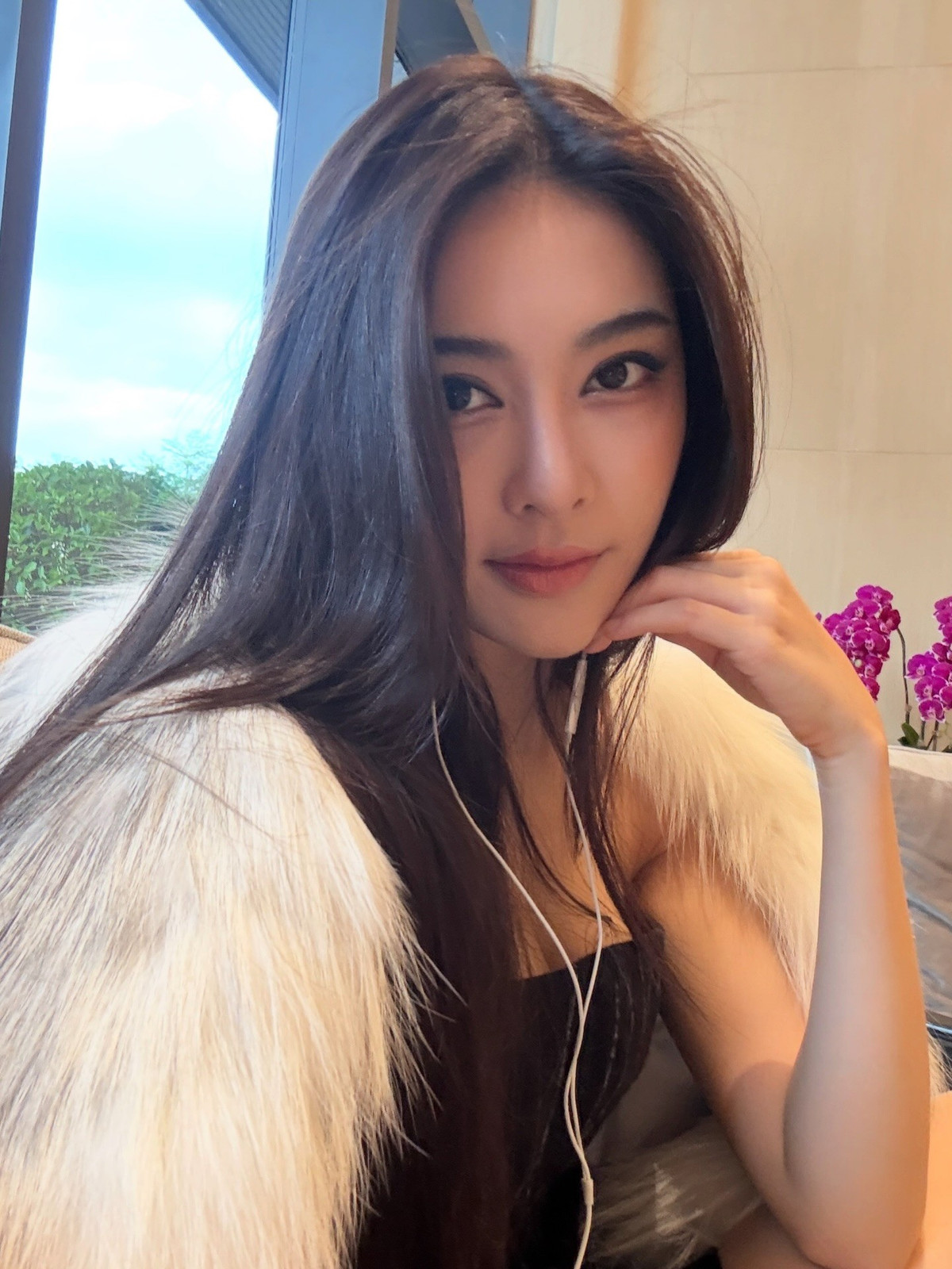 Để chứng minh cho việc mình thực sự "làm việc đàng hoàng", Linh Trương đã công khai tài khoản Instagram công việc: linhtruongld.story. Tại đây, cô đang dần cập nhật lại toàn bộ quá trình làm nghề của mình, bao gồm các bộ ảnh Lookbook, chiến dịch cho các thương hiệu thời trang cao cấp, cùng các dự án hợp tác cùng nhiều nhãn hàng lớn trong và ngoài nước. (Ảnh: FB Linh Trương)