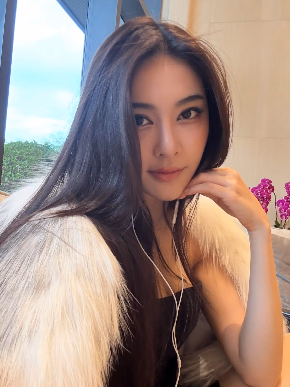 Để chứng minh cho việc mình thực sự "làm việc đàng hoàng", Linh Trương đã công khai tài khoản Instagram công việc: linhtruongld.story. Tại đây, cô đang dần cập nhật lại toàn bộ quá trình làm nghề của mình, bao gồm các bộ ảnh Lookbook, chiến dịch cho các thương hiệu thời trang cao cấp, cùng các dự án hợp tác cùng nhiều nhãn hàng lớn trong và ngoài nước. (Ảnh: FB Linh Trương)